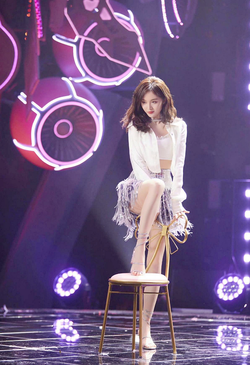 吴宣仪精致美腿