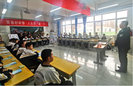 来自杨成庄乡,华康派出所和天津市港南戒毒所禁毒二大队的工作人员