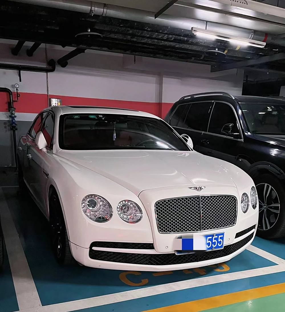 郭德纲座驾,473万,出行由侯震接送,同小区邻居开豪车的不少