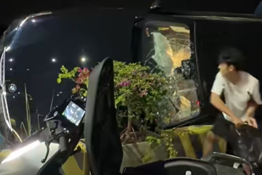 18岁小伙凌晨拆极核电池砸车救人：极核副总全网寻人送车