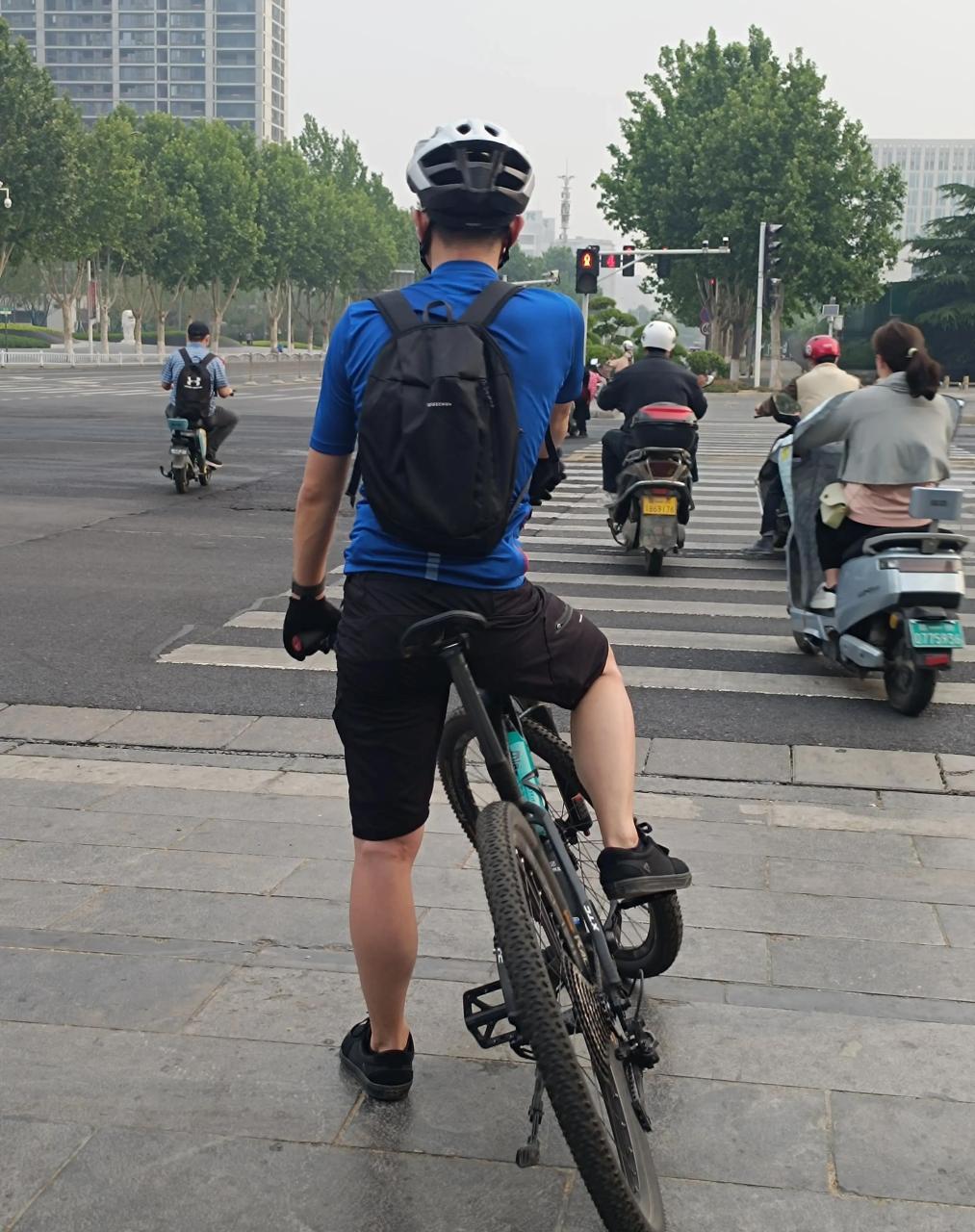 上班路上,遇到一个骑行者,我这电动车171730码的车速楞是追不上.