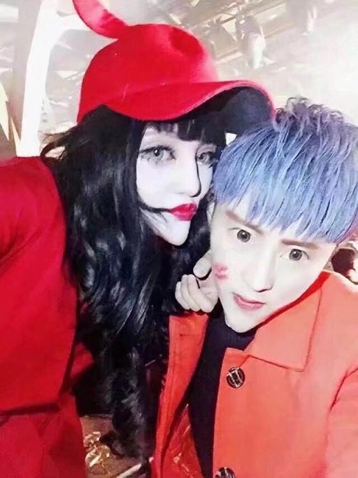 她叫胡明明,父亲叫胡亮亮是万利达卡拉ok的股东