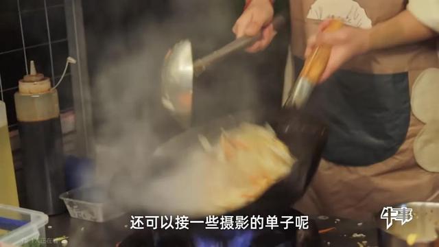 為了學費和家用,半夜擺攤賣炒飯的女大學生