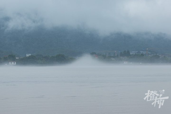 多图直击丨钱塘江上现"平流雾"景观,水汽升腾宛如仙境