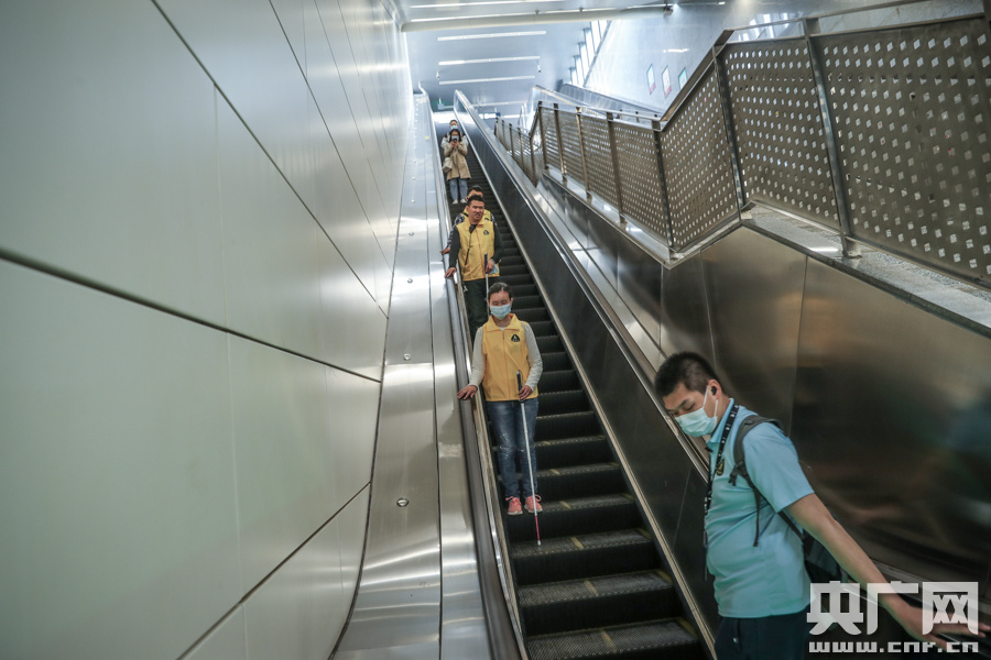 盲人定向行走训练师:指导视障者独立出行 改变公众认知