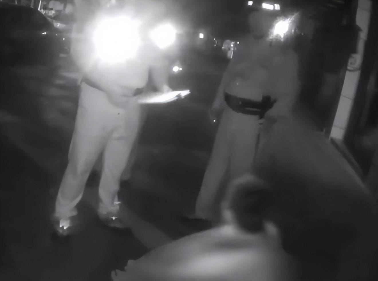 "社死"现场!扬州一男子凌晨醉酒裸睡街头,民警在花坛中找到短裤