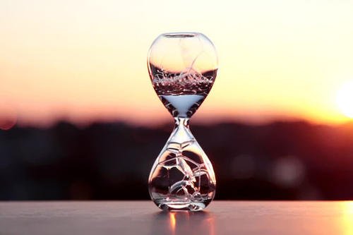 沙漏象征着爱情,友谊和幸福