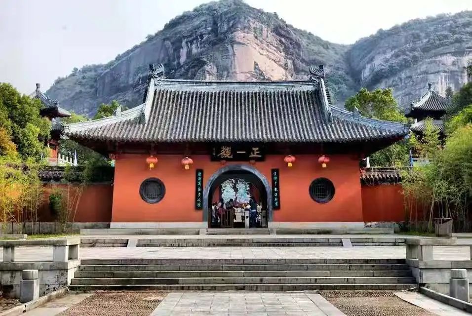 攝影/殷逢春 龍虎山是道教發祥地,擁有天師府,正一觀等道教祖庭,同時