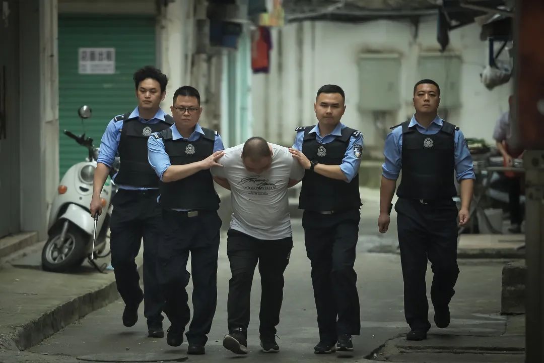 警察拘捕犯人的照片图片