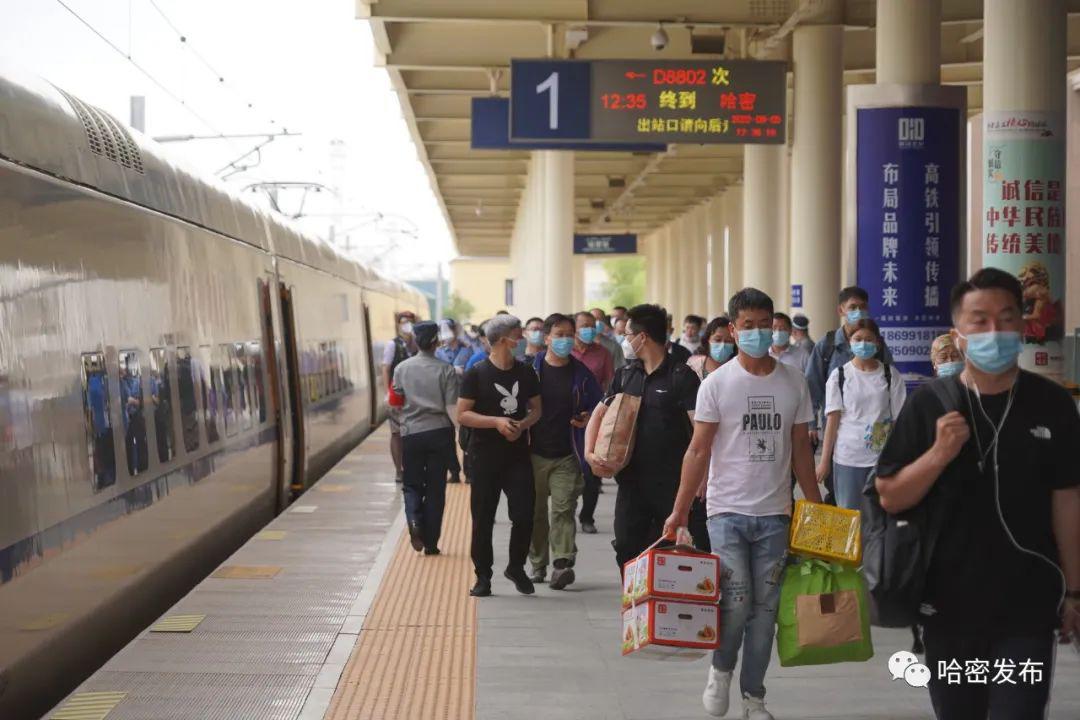 6月5日,在哈密火車站站臺,d8802次列車返哈旅客正在有序出站.