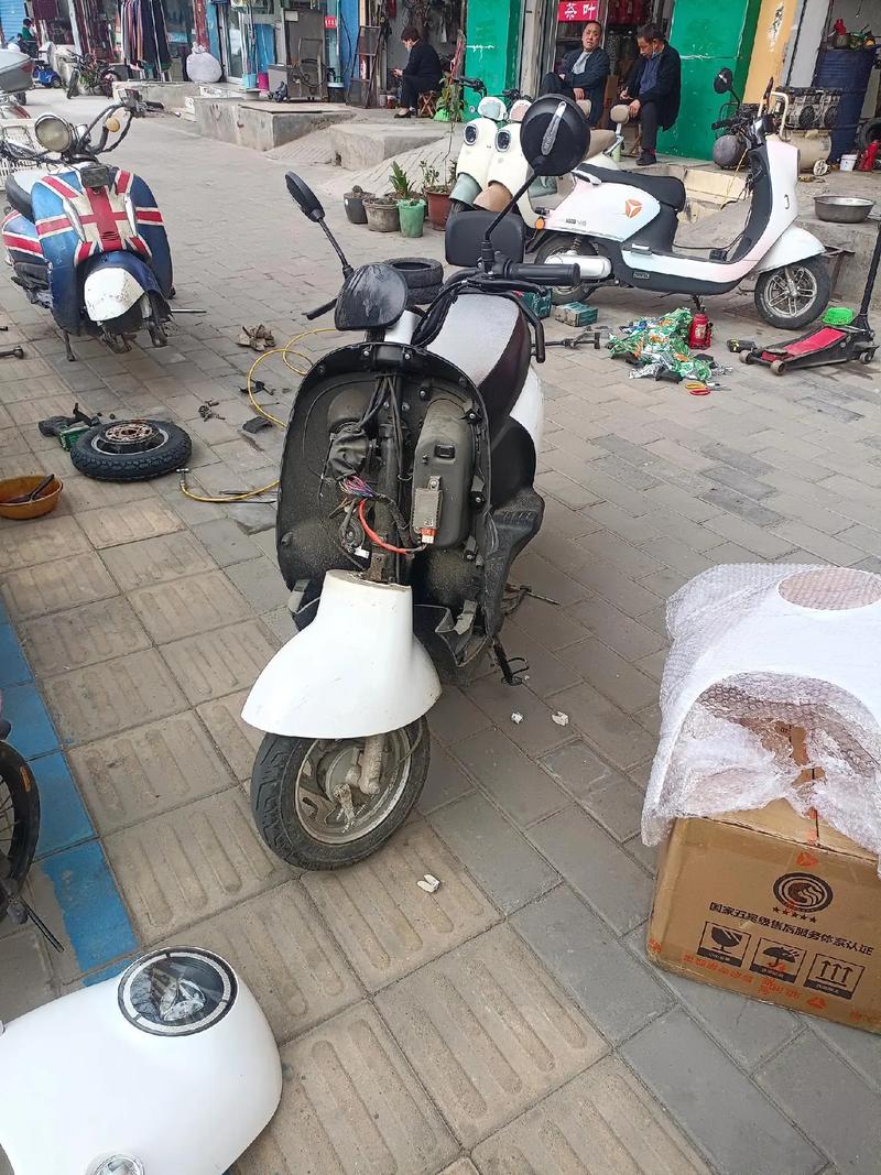 关于电动车外壳破损到专卖店修补的费用问题,实际上取决于多种因素