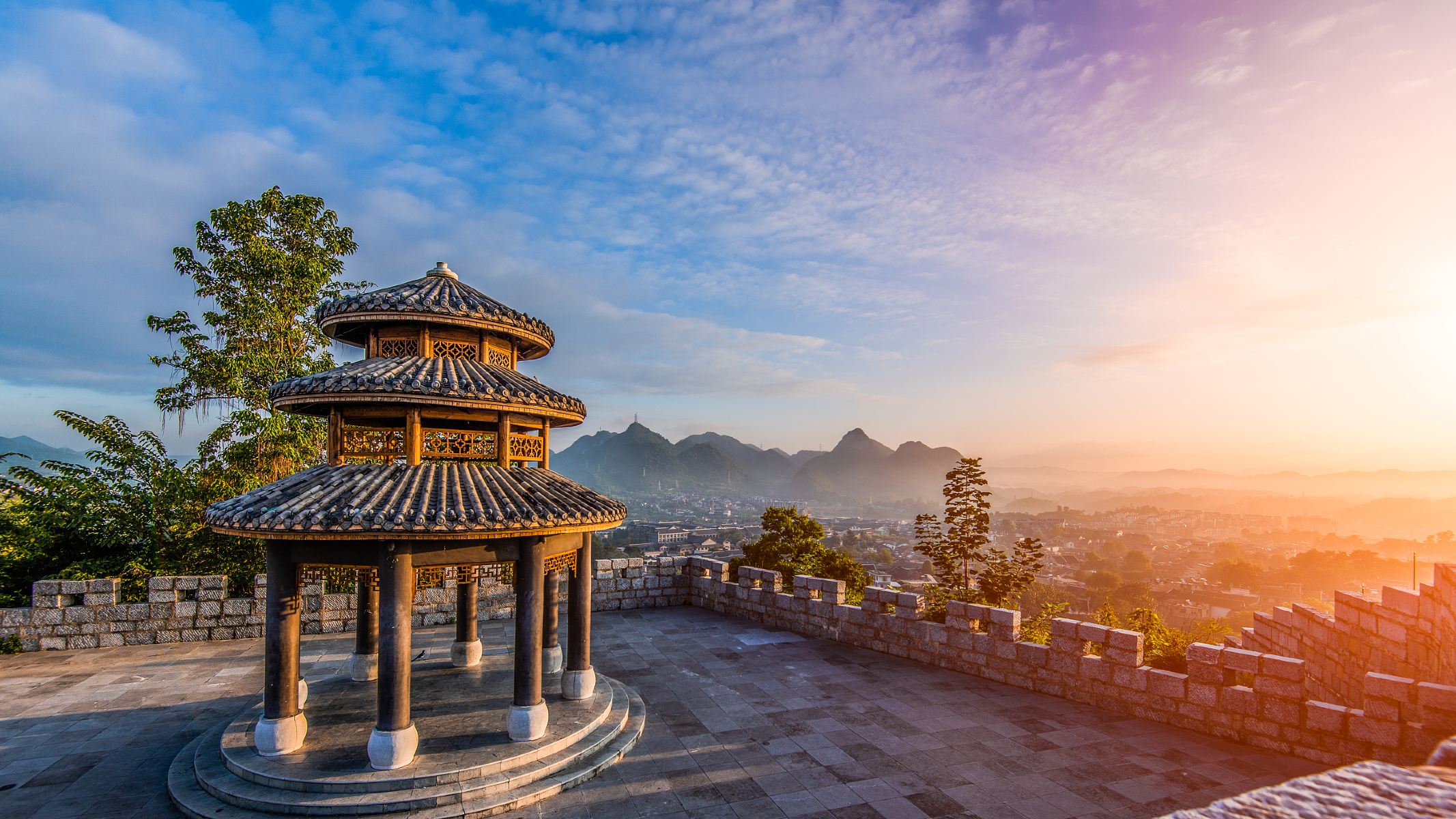 贵州省有哪些旅游景点和名胜古迹,如梵净山-武陵山脉的主峰