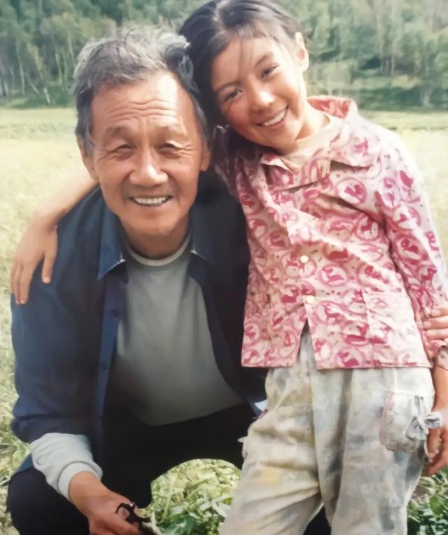 《暖春》小花晒和爷爷同框剧照!齐如意略显忧郁,张洢萌真性感