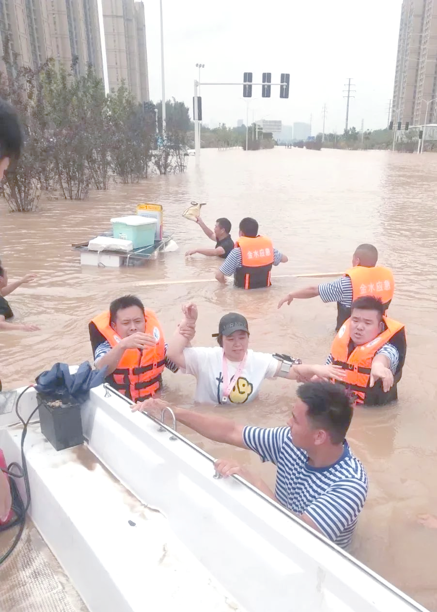 子弟兵逆行冲锋:致敬抗洪一线的无畏英雄