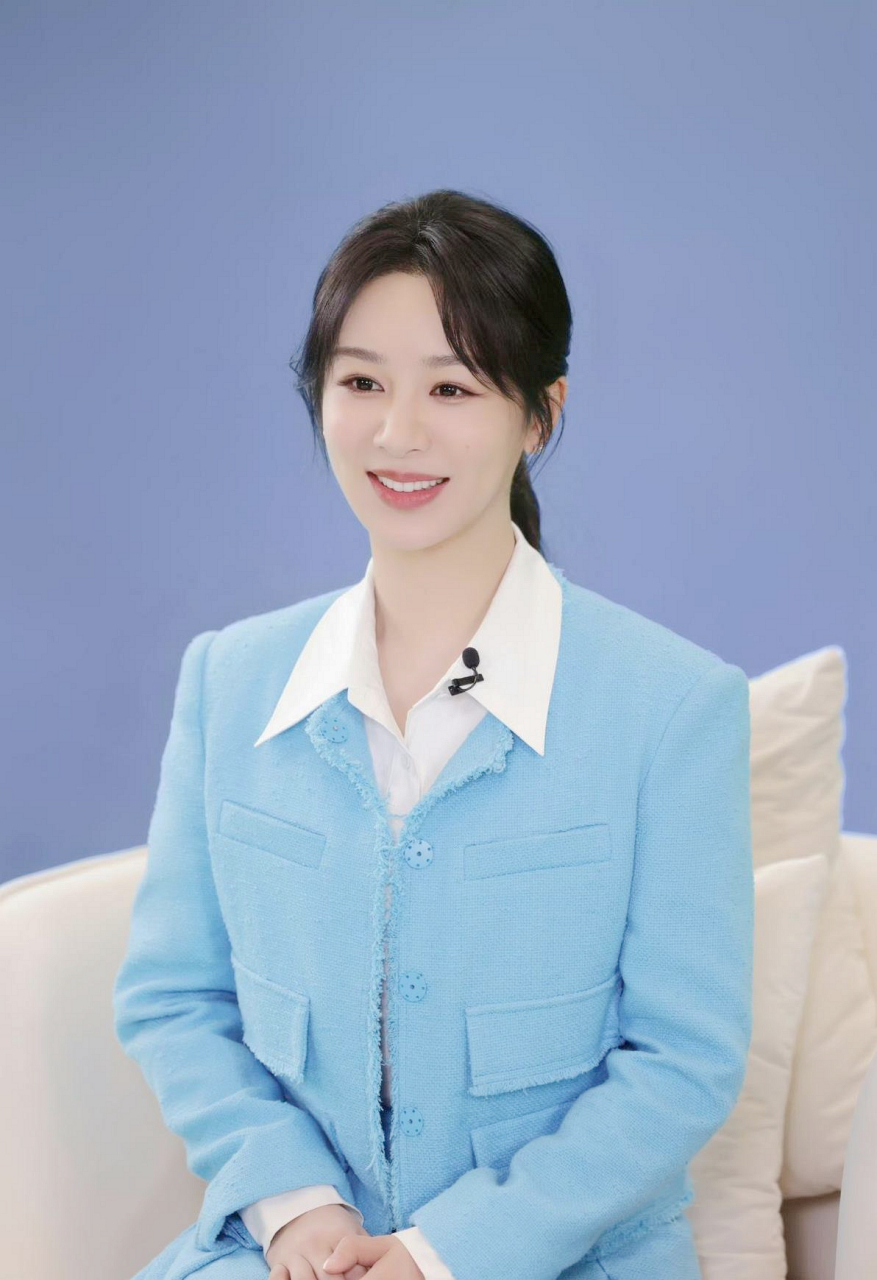 杨紫的影视资产还在父亲手里,新经纪人只掌管时尚资产,但父亲的商业