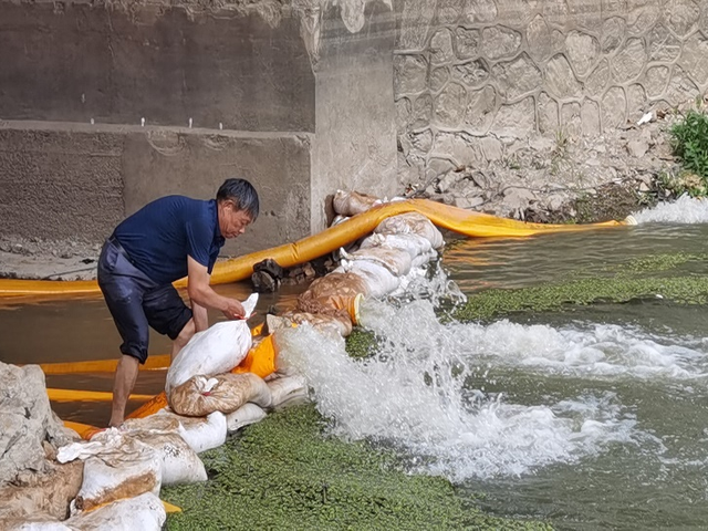 打翻水图片