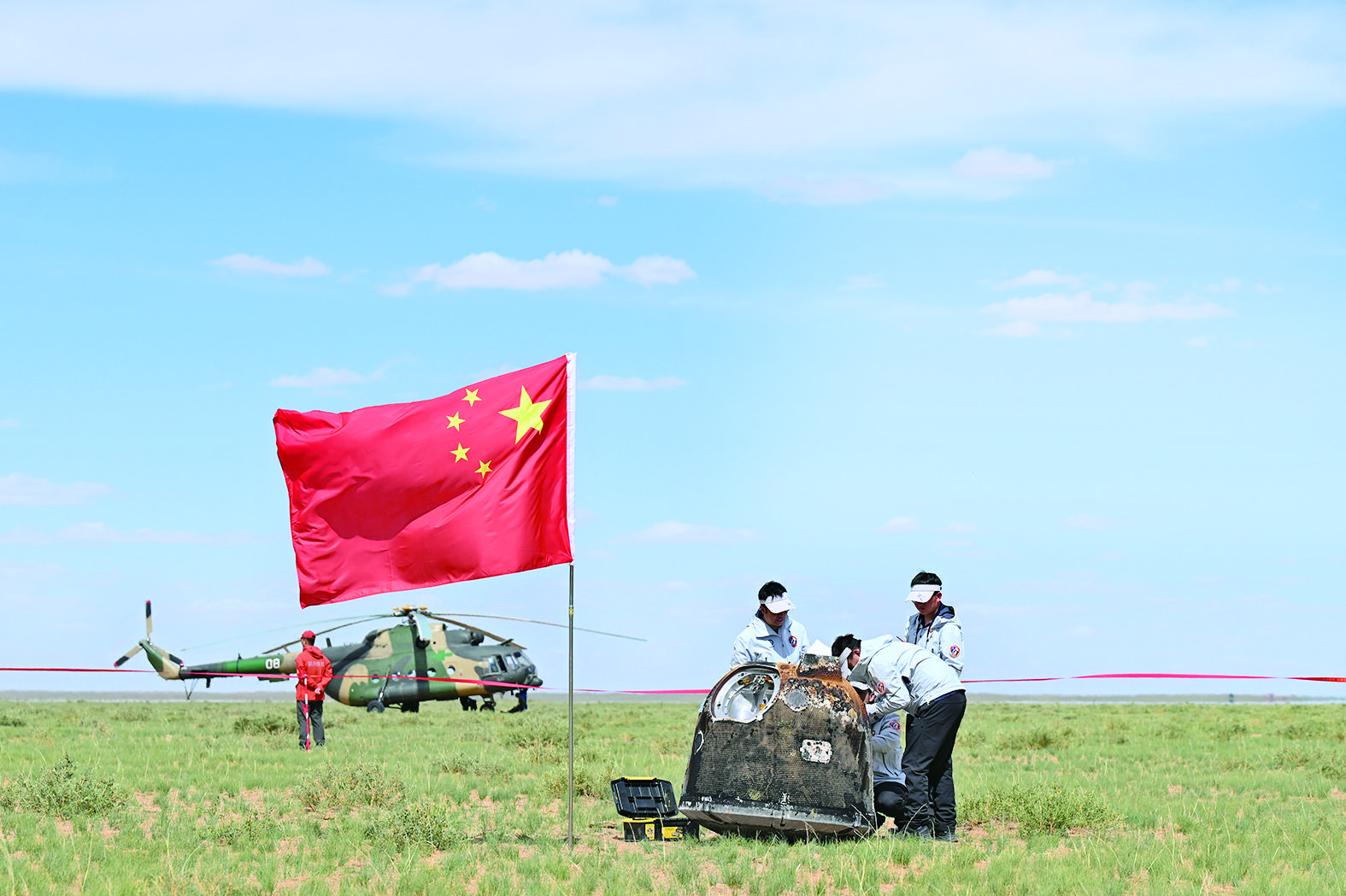 嫦娥六号返回器安全着陆 实现世界首次月球背面采样返回