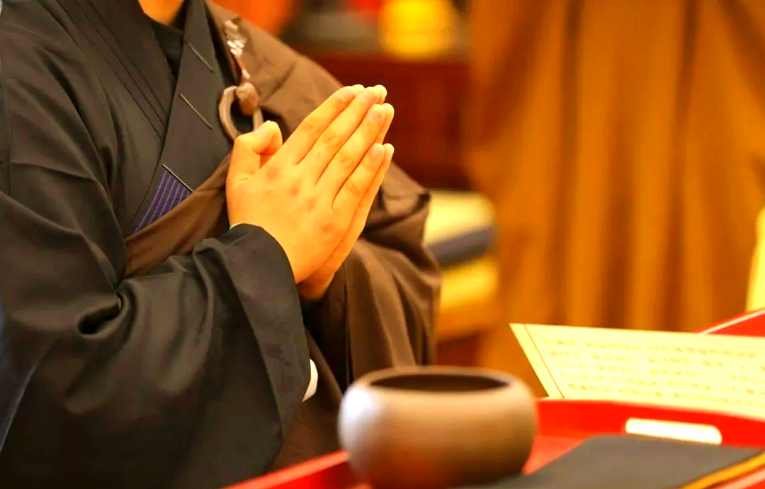 双手合十背后的深意:礼佛为何如此重要