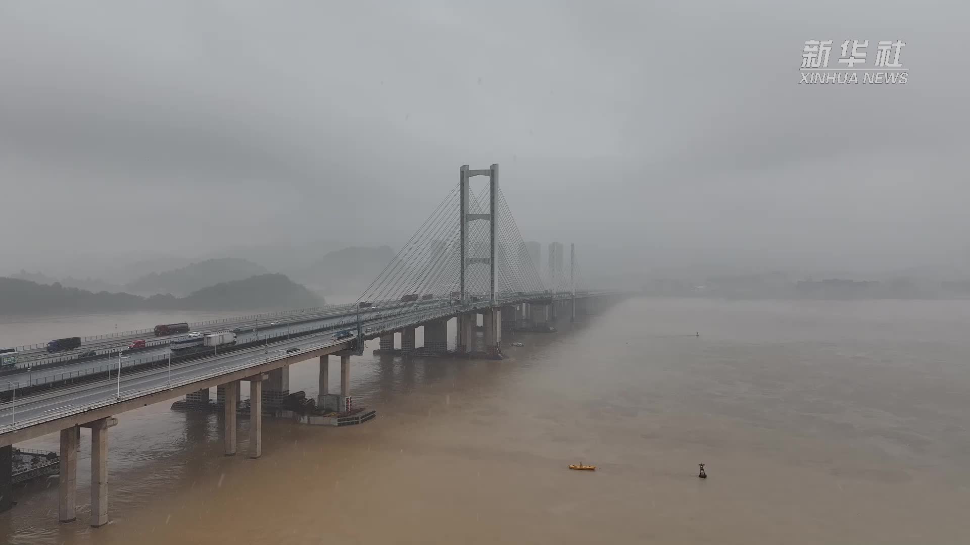 广东佛山九江大桥发生擦碰事件7人获救4人失联
