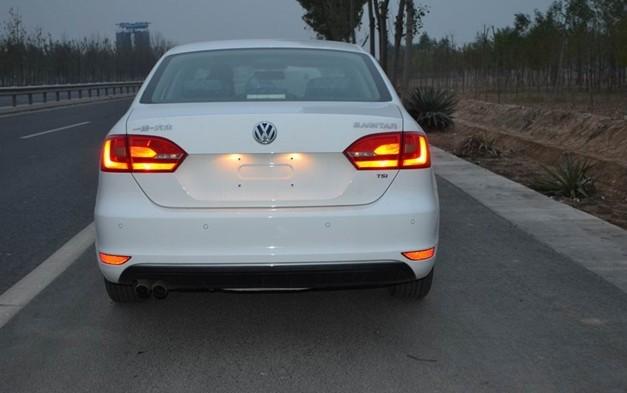 速腾后尾灯一边亮一边不亮怎么办