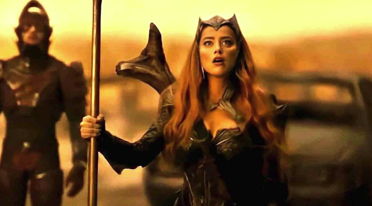 "海后"艾梅柏·希尔德流亡归来踏上红地毯