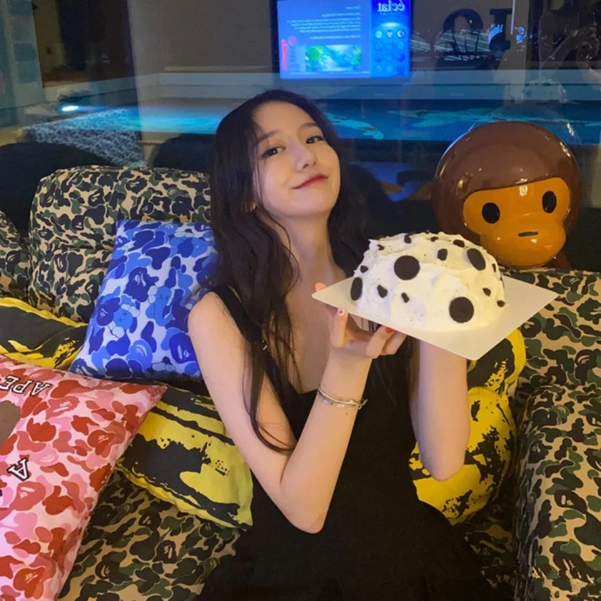 李嫣闺蜜周巴黎晒与好友合影,华为小公主稳居c位,名媛女团范十足