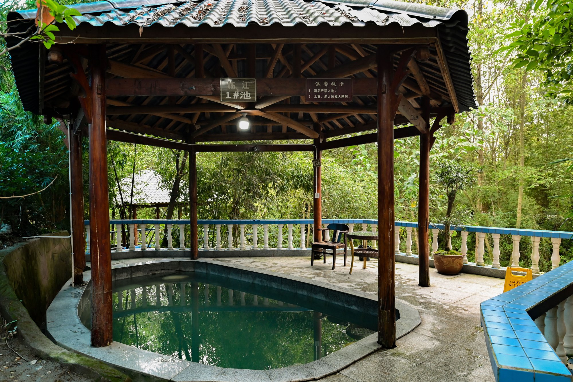 天冷了能去哪儿遛娃?在成都周边享受山林中的温泉度假区!