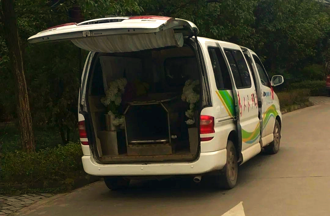 探秘殡仪馆:不为人知的停尸房秘密