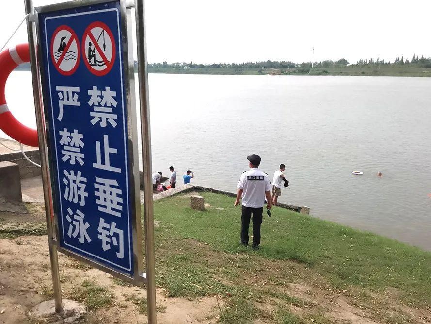 堤岸旁均设立了醒目的防溺水警示标语,以显眼的警示文字提醒大家"禁止