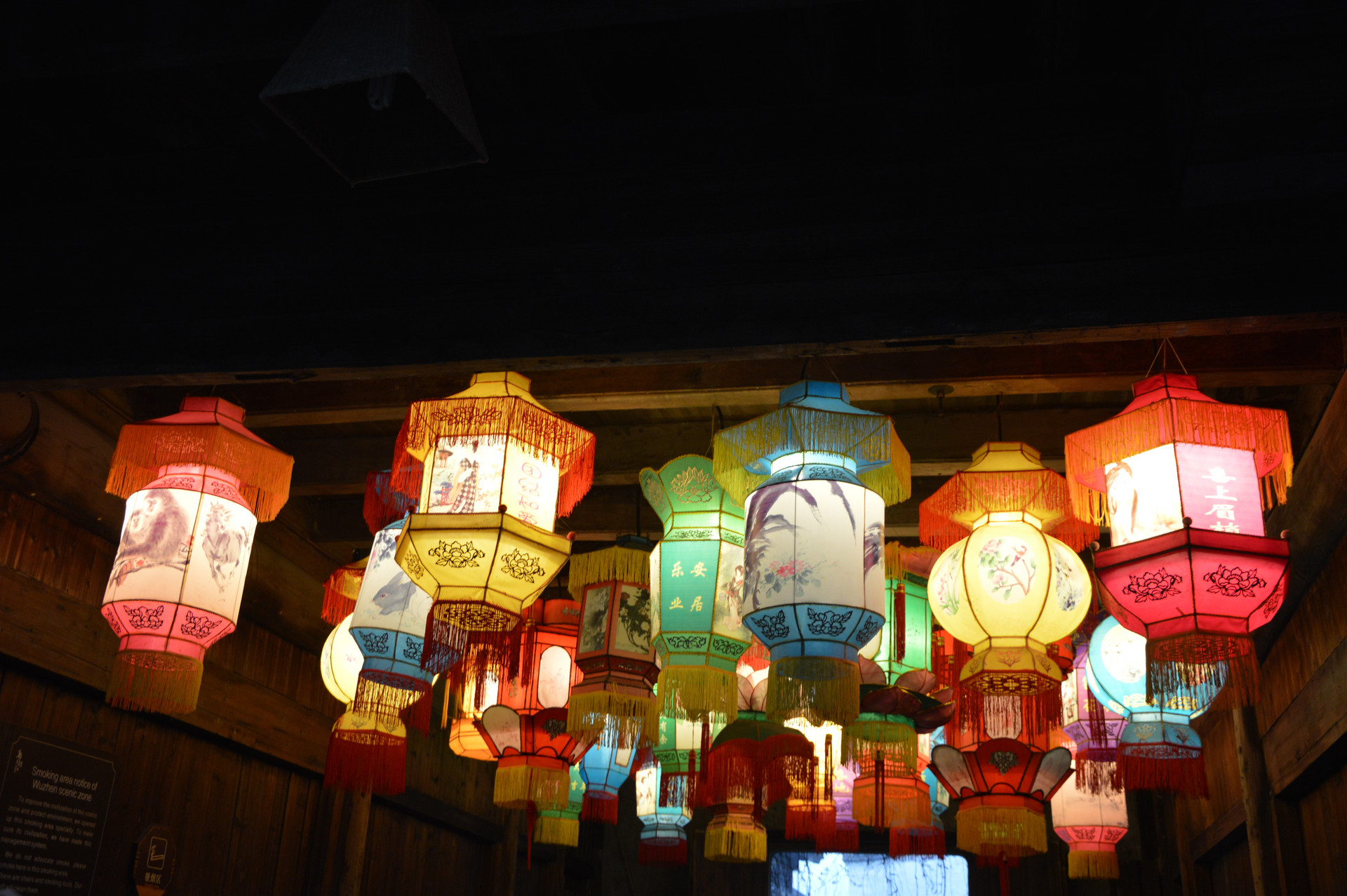 月亮是挂在天上的明灯,花灯是照在地上的明月