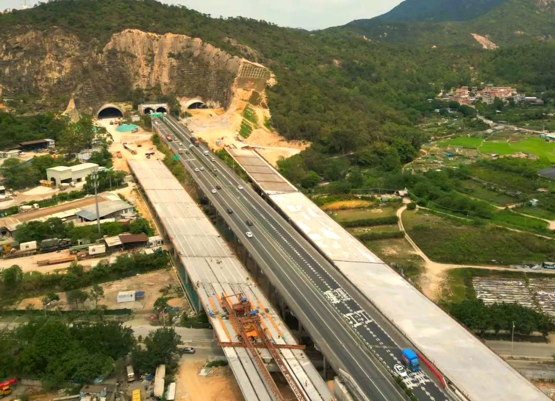 江鹤高速扩建工程新突破,莲花山隧道右幅贯通