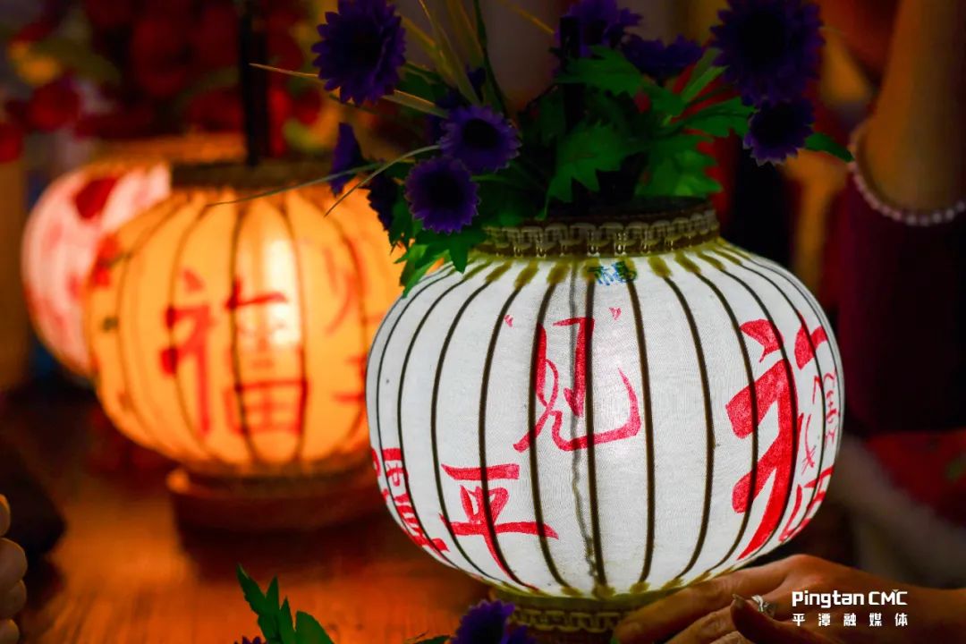 2018年8月,康桂箖来到平潭,开设了台湾民间彩绘伞灯体验馆,成为伞灯在