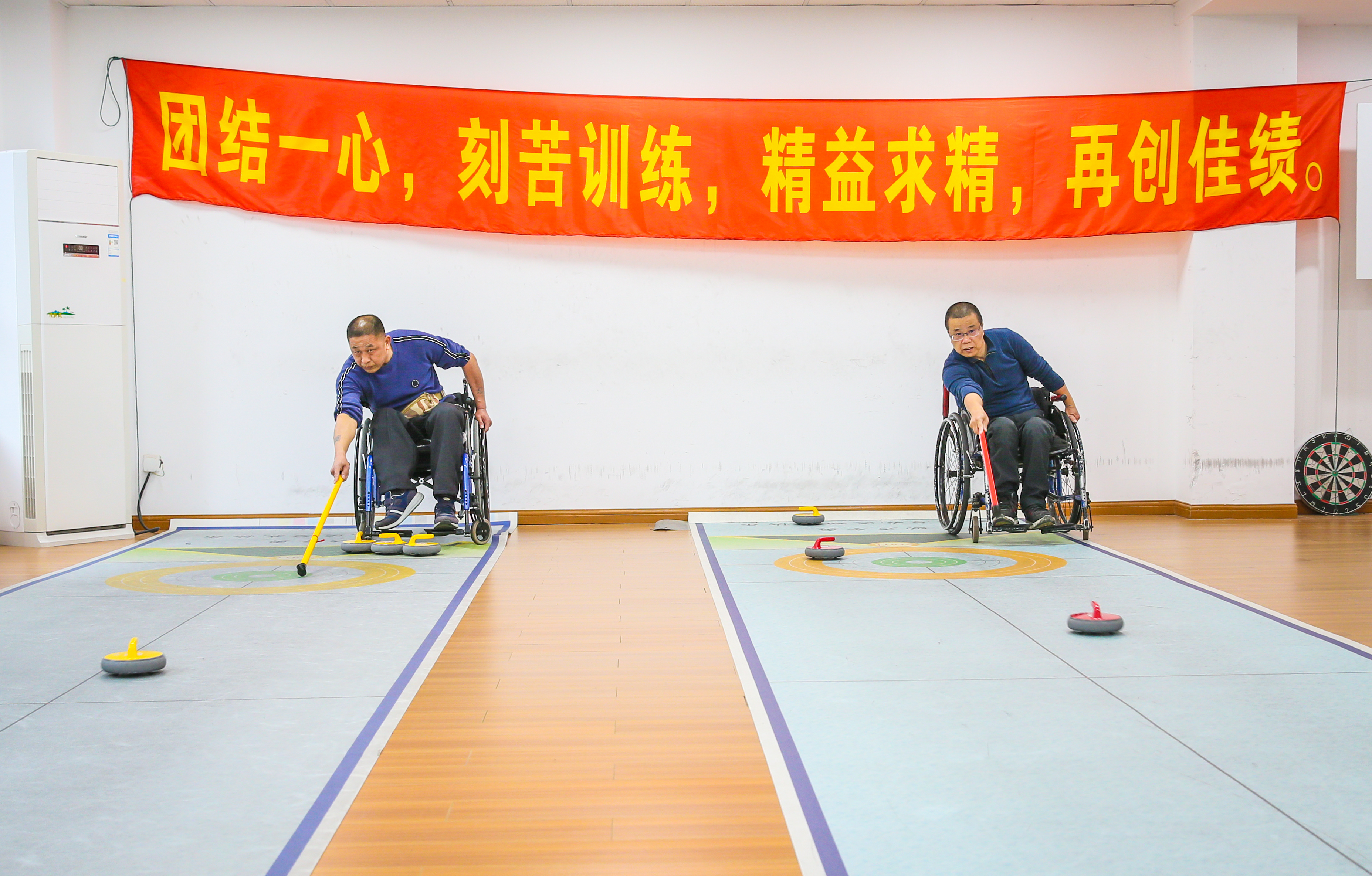 松江残疾人旱地冰壶队:将"拼搏"刻在轮椅上