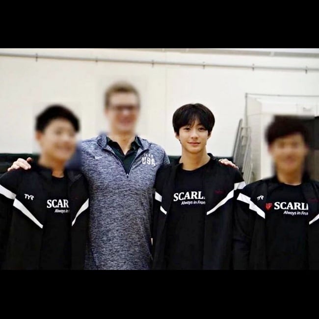 sm新男团「星二代帅哥鲜肉」跟iu超熟互动曝光!