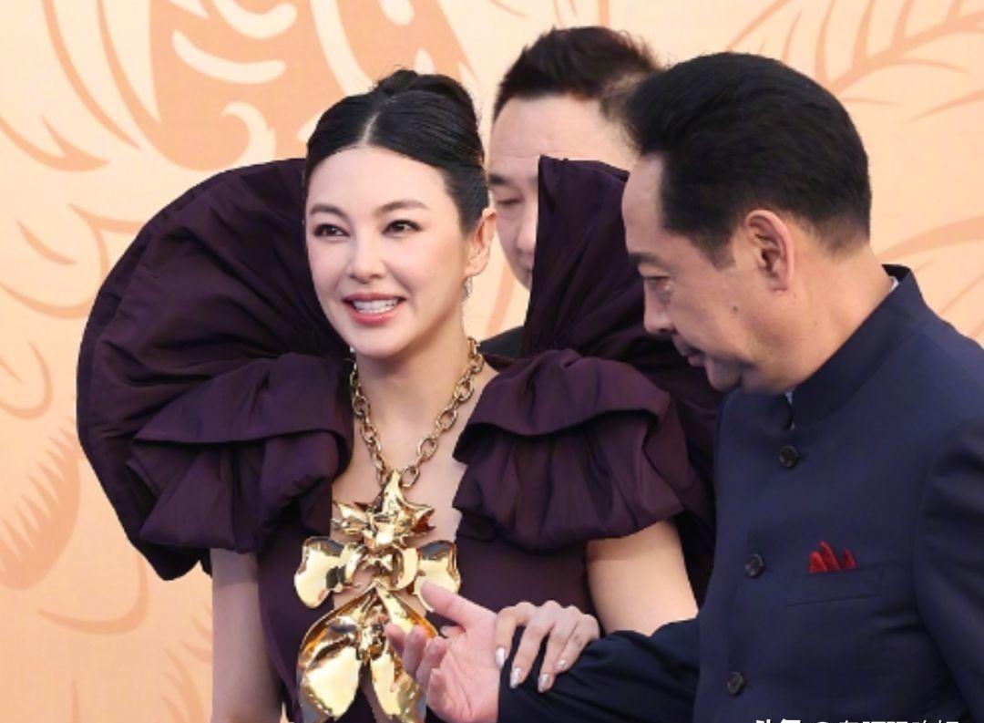 金鸡奖红毯造型:娜扎美翻了,吴京刘德华有魄力,张雨绮好显老