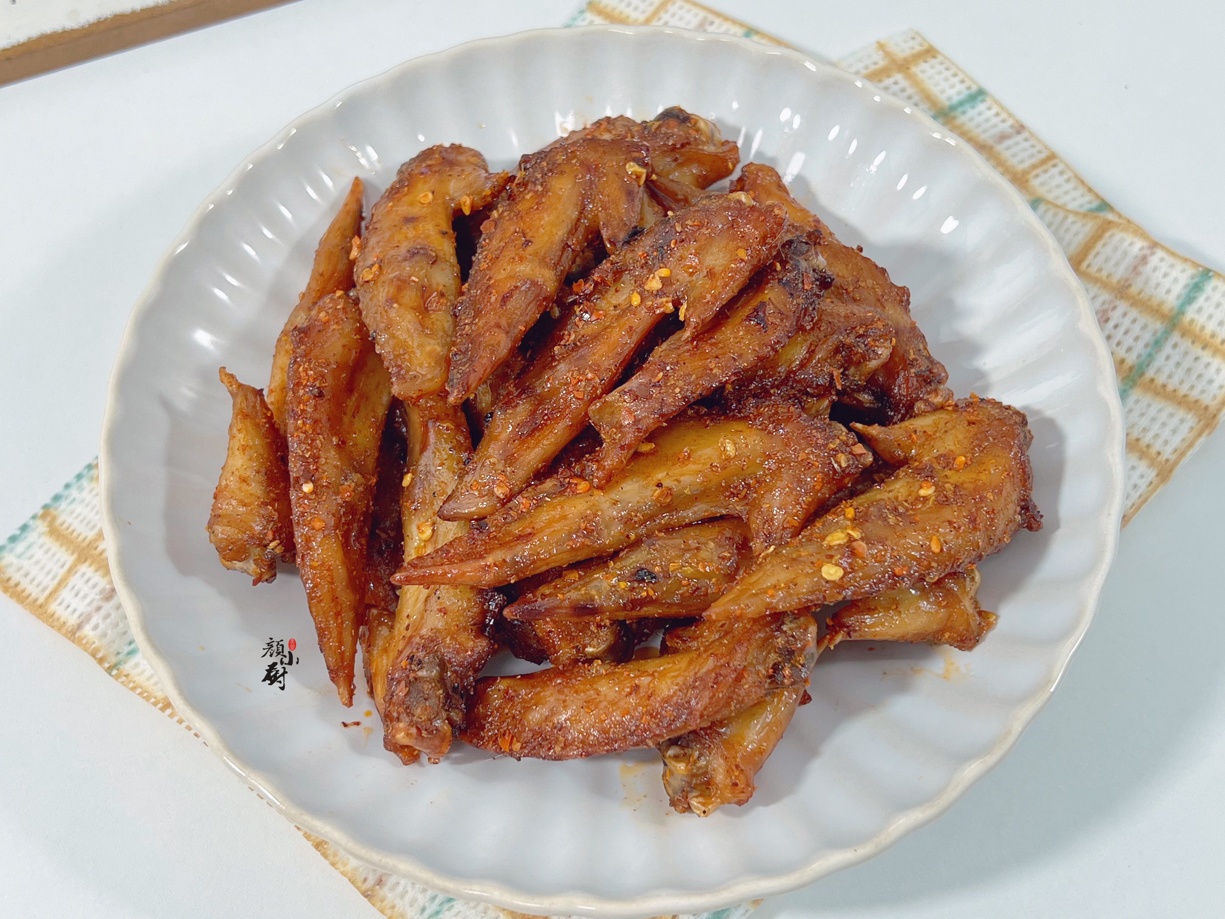 翅尖放进空气炸锅里,不用加水,出锅鲜香入味,太香了相信很多人对油炸