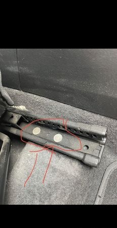 拆卸大众宝来07款座椅的方法如下所述:对于前排座椅,需要先行移除四个
