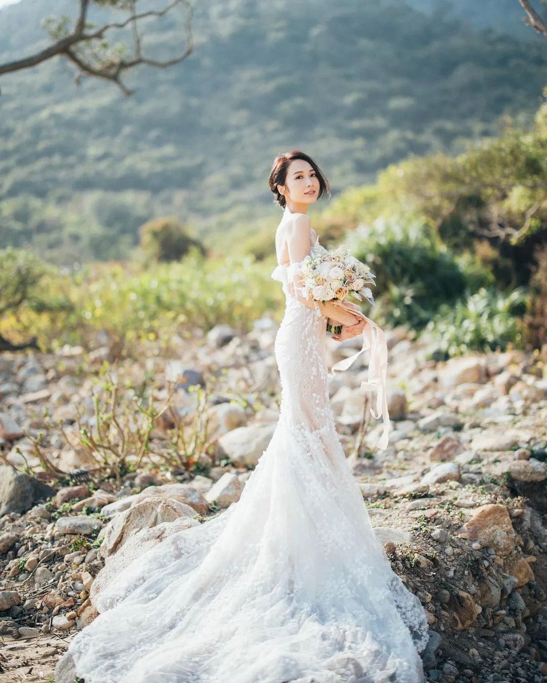 汤怡晒性感婚纱照向男友放闪:谢谢你的陪伴与同行