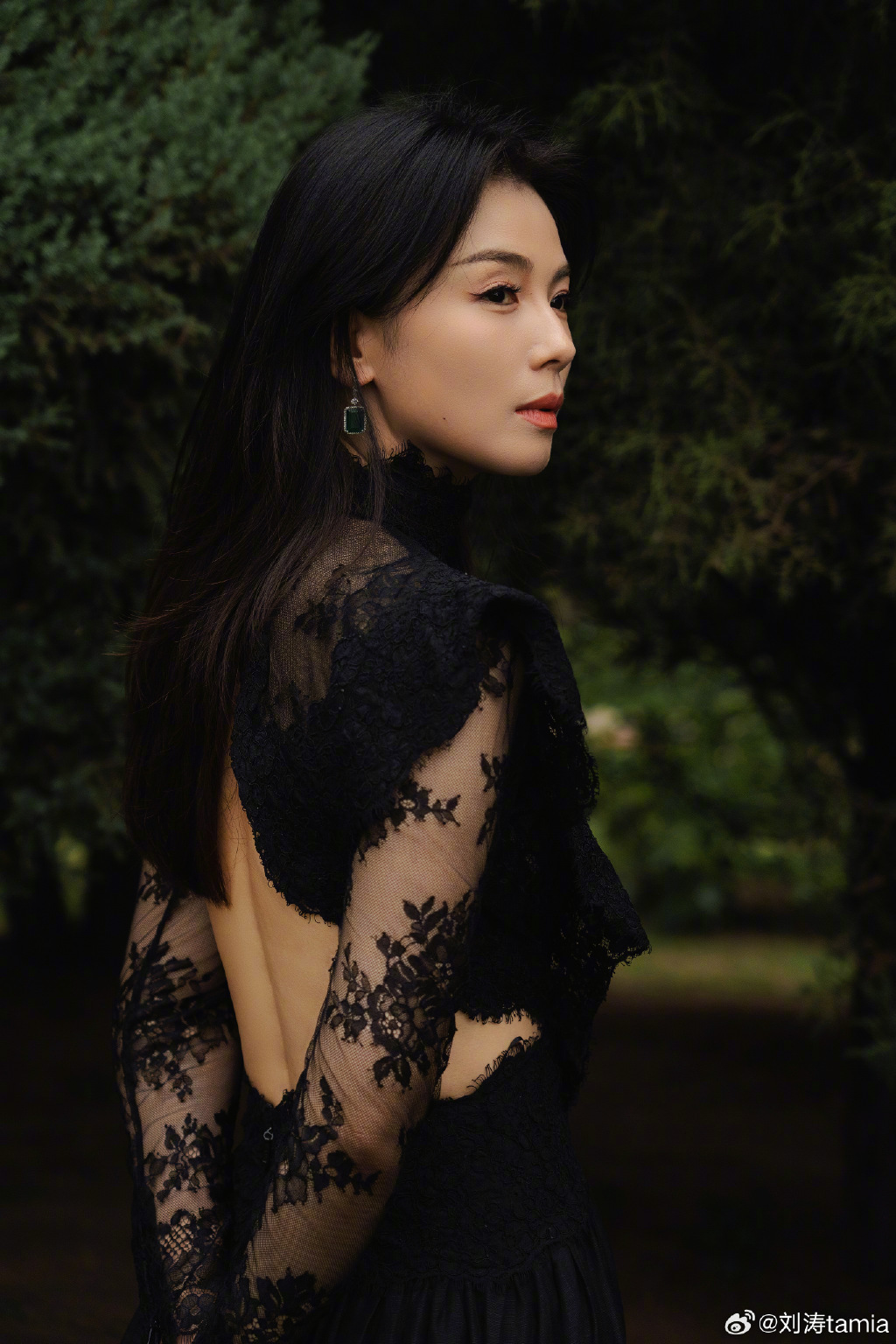 刘涛黑白蕾丝庄园大片,性感之姿绽放魅力芬芳