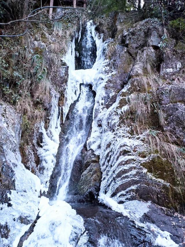 冬日限定!余杭山沟沟现冰瀑美景