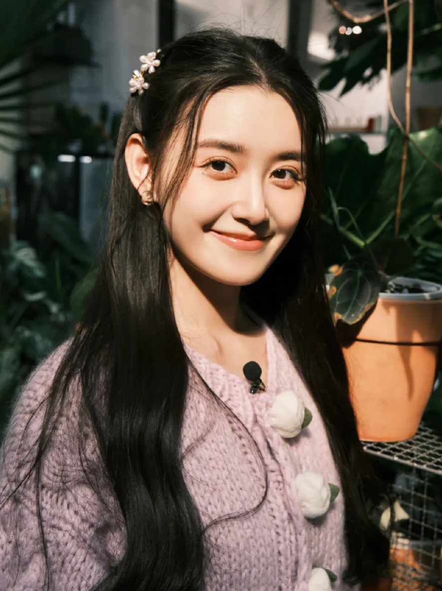 00后浓颜系小花蒋依依,1/4的德国混血颜,英气又明艳有女主相