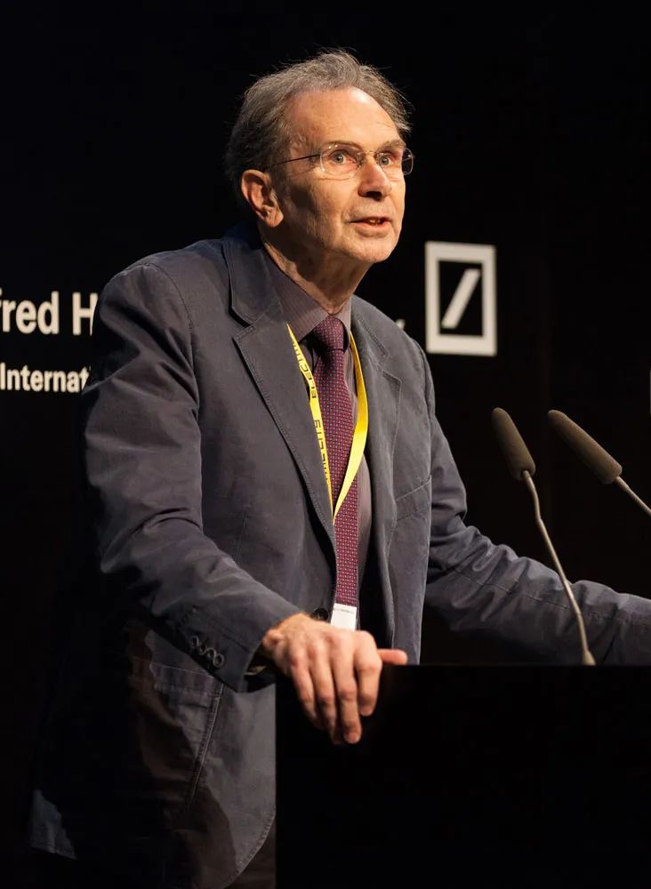 游客凝视,又称"旅游凝视",它是英国社会学家厄里(john urry)在《游客