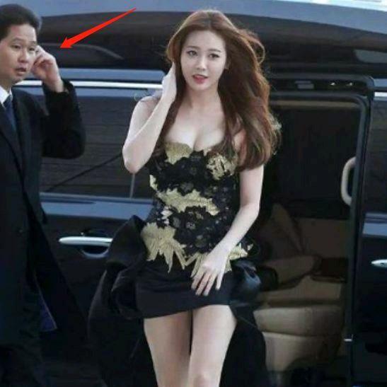 有种"奶酪腿"叫金亚荣,当看到她下车水灵模样,太特别