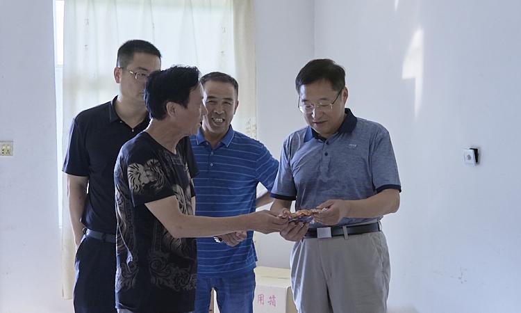 杨业峰走访市人大代表