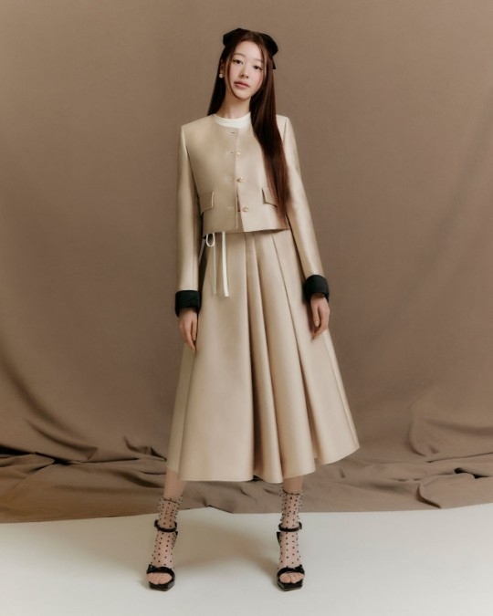 IVE张元英的姐姐张多雅受邀成为服装品牌的模特 外表清纯可人引人注目