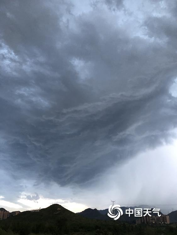 黑云压顶!北京延庆上空乌云翻滚如电影大片