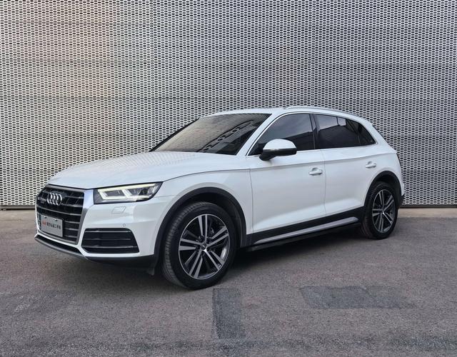 奥迪q5l奥迪q5白色的怎么样,百公里油耗多少,颜值怎么样