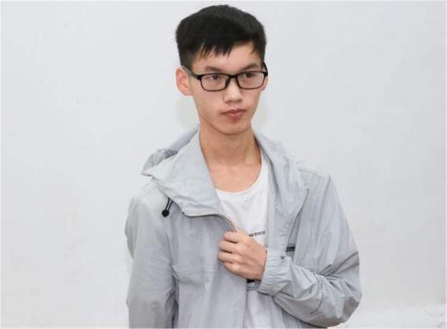 "寒门贵子"林万东,713分考入清华,为凑学费和母亲工地搬砖,他在《等你