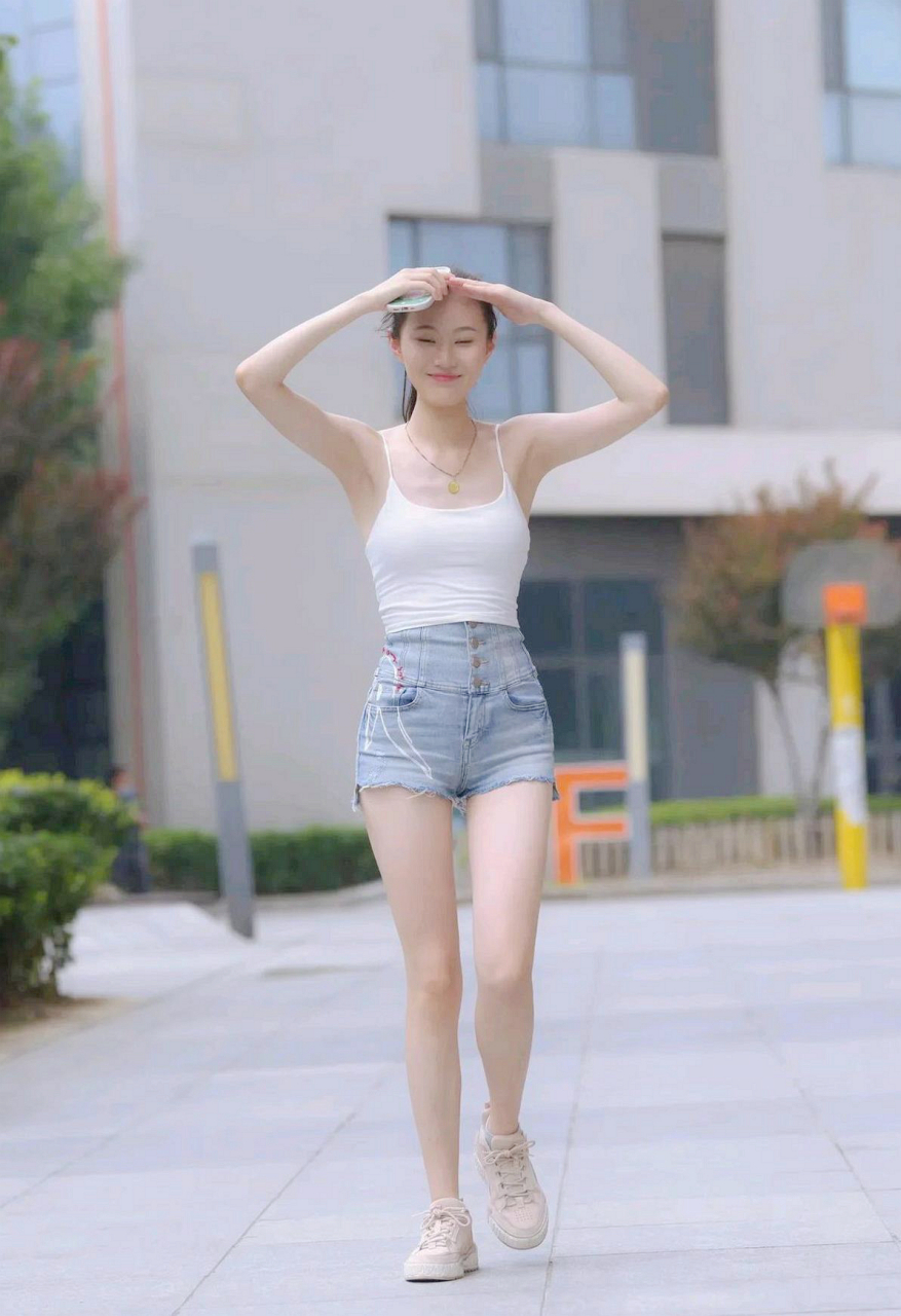 白色吊带背心,搭配蓝色牛仔热裤,尽显婀娜的身材曲线,清新优雅又不失