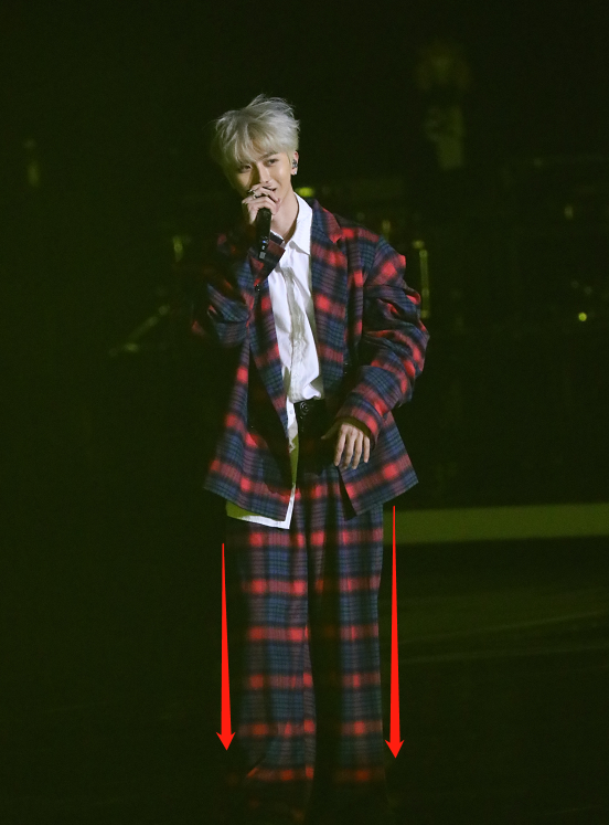 蔡徐坤咪咕汇生图,角度神似刘雨昕?但唯独注意到穿宽松裤的腿